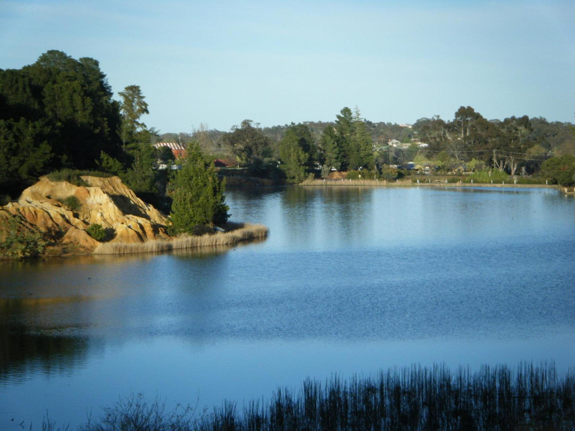 Beechworth Lake Sambell Caravan Park ภายนอก รูปภาพ